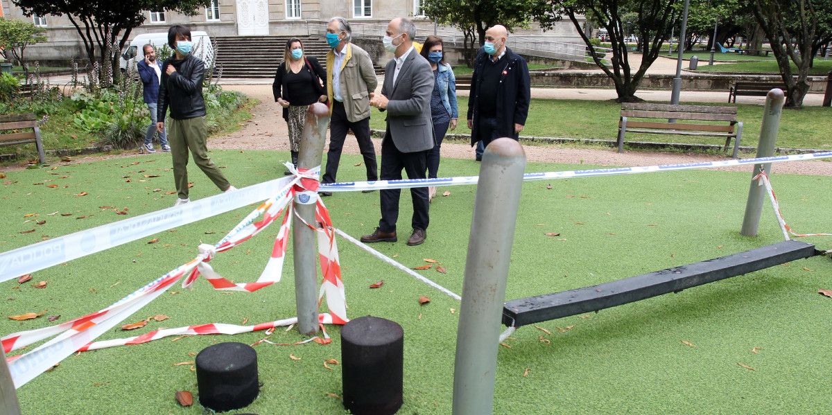 Comparecencia dos socialistas nun parque infantil pechado