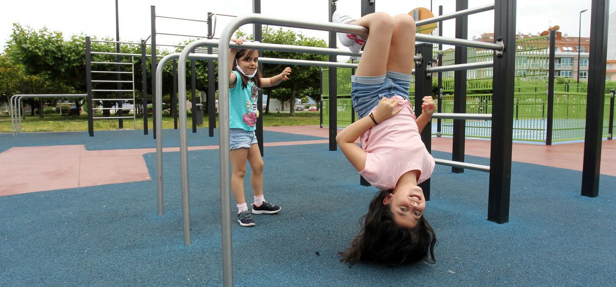 Antia e Iria no primeiro día de reapertura do parque infantil de Espiñeiro, en Sanxenxo