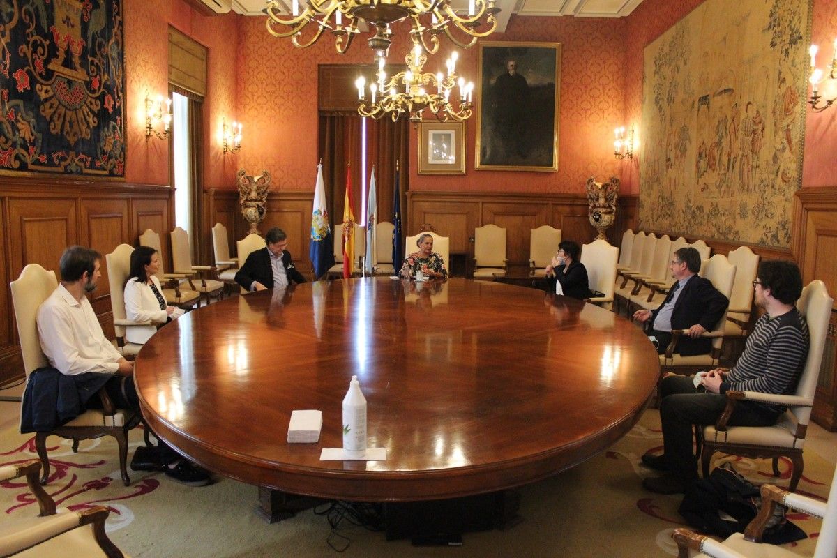Homenaje en la Deputación a Daría González, con la presencia de su familia