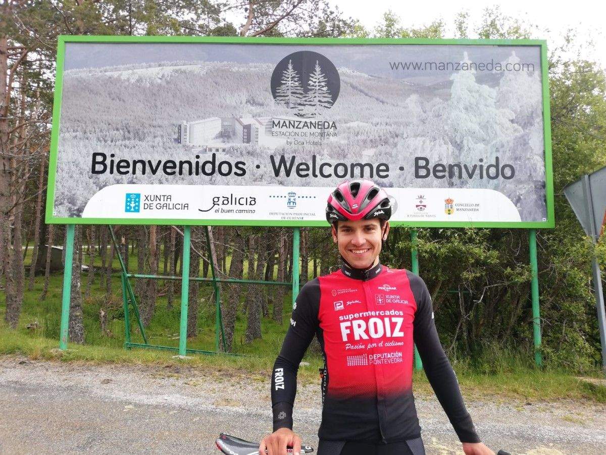 Samuel Blanco, ciclista do Supermercados Froiz, na concentración do equipo en Manzaneda