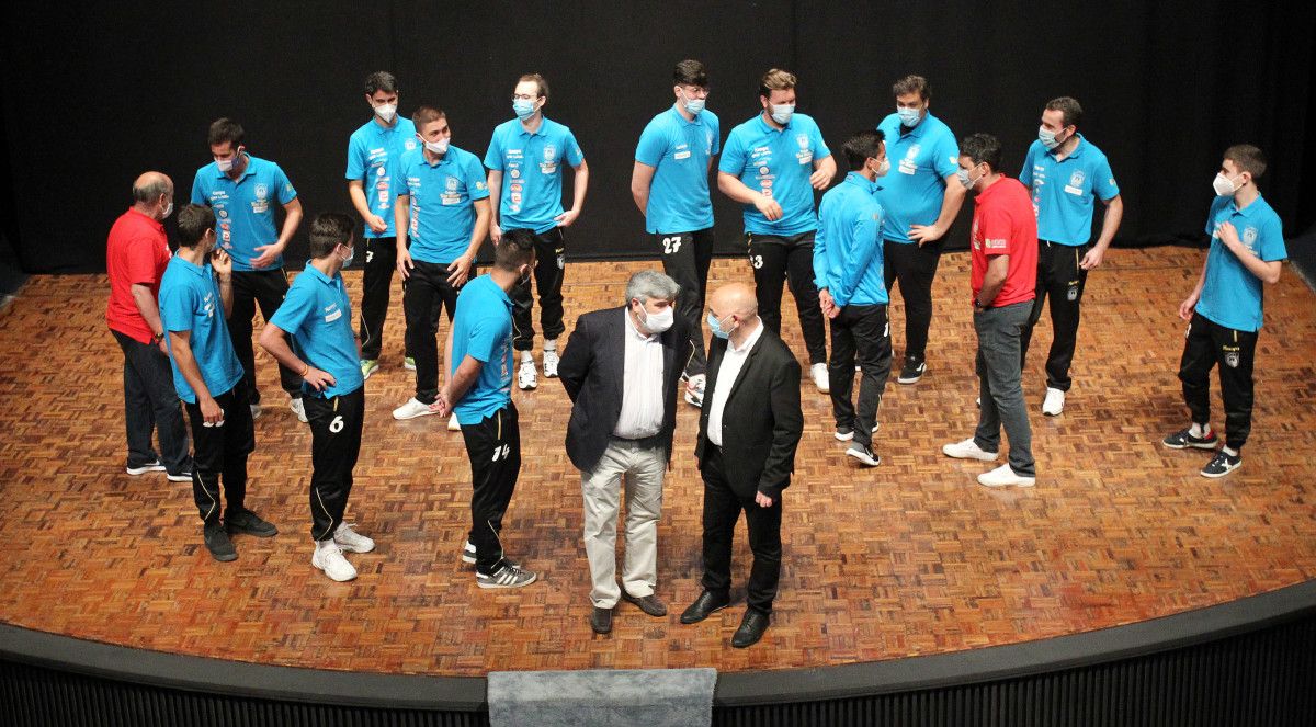 Recepción ao Cisne no Teatro Principal por parte do Concello de Pontevedra
