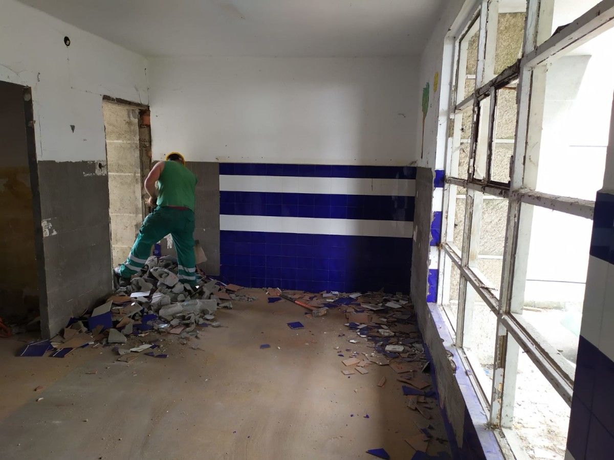 Inicio de las obras de remodelación de la antigua escuela unitaria de Os Campos