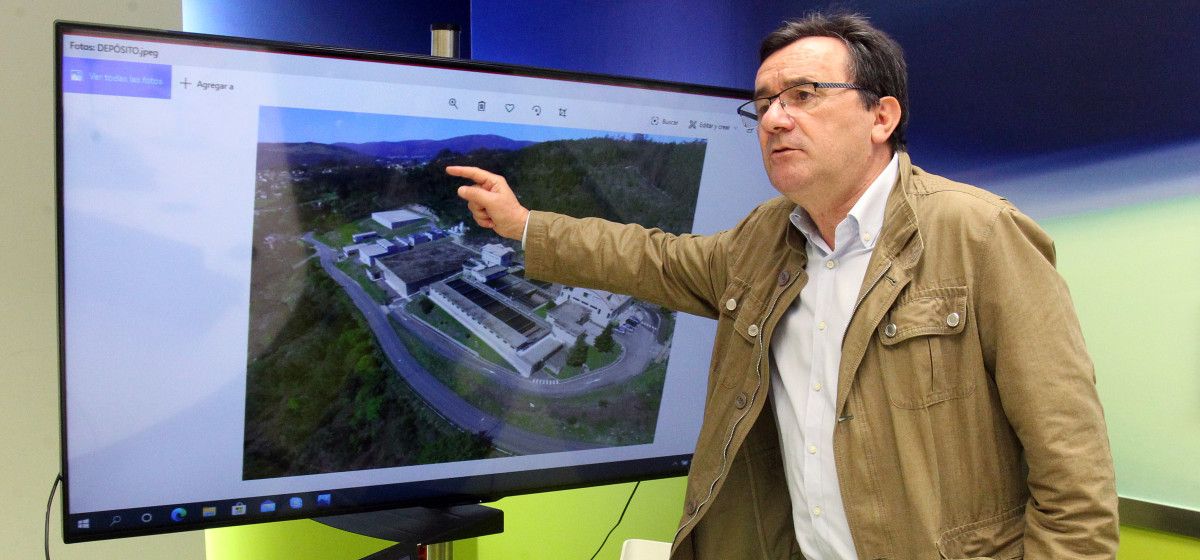 Raimundo González explica as obras de impermeabilización nun depósito da estación de auga de Couso-Lérez