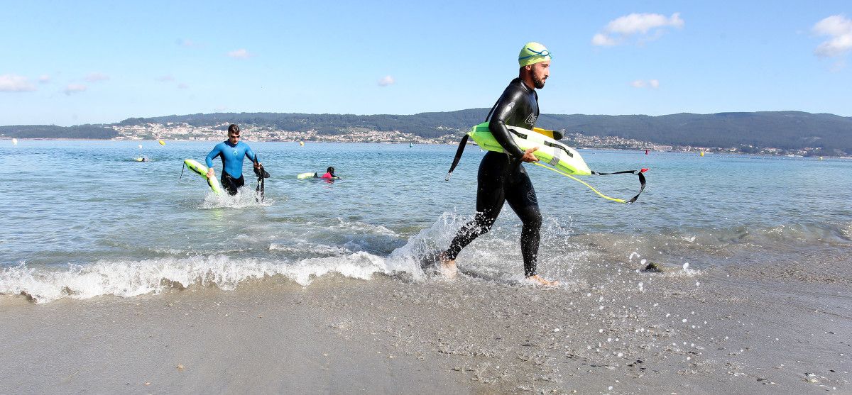 Pruebas de los socorristas de Marín en la playa de Mogor