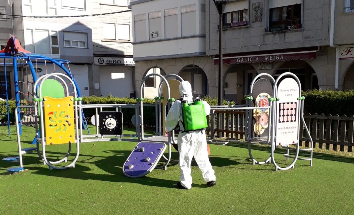 Desinfección dos parques infantís en O Grove