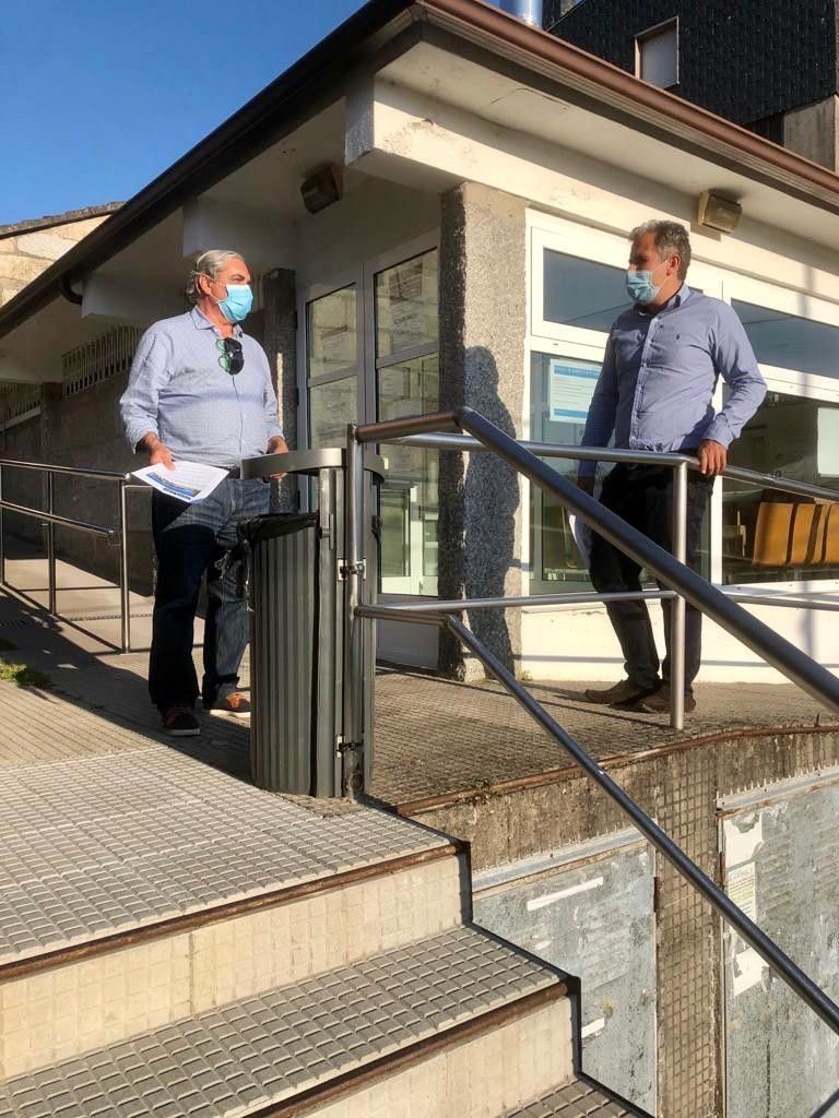 Rafa Domínguez e Ramón Agulla, ante o consultorio médico de Ponte Sampaio