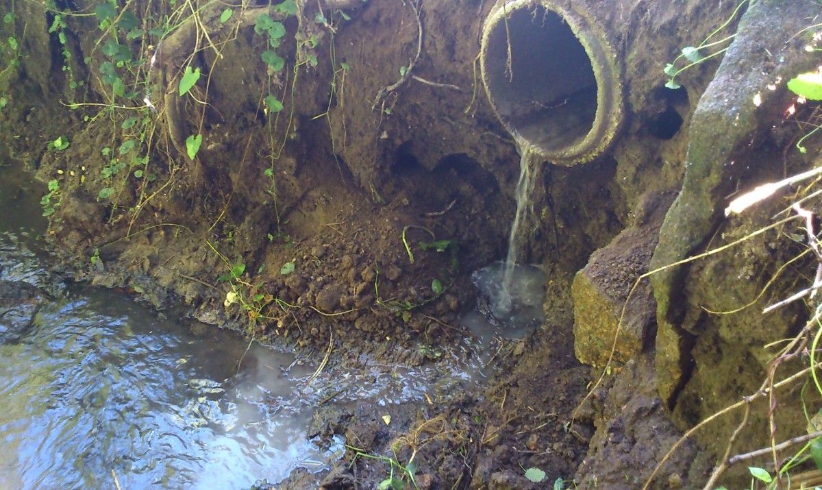 Vertido en el río Tomeza