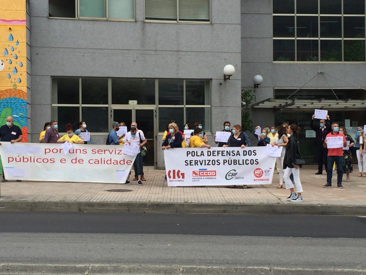 Protesta de los trabajadores de la residencia de mayores de Campolongo, que exigen mejores condiciones laborales