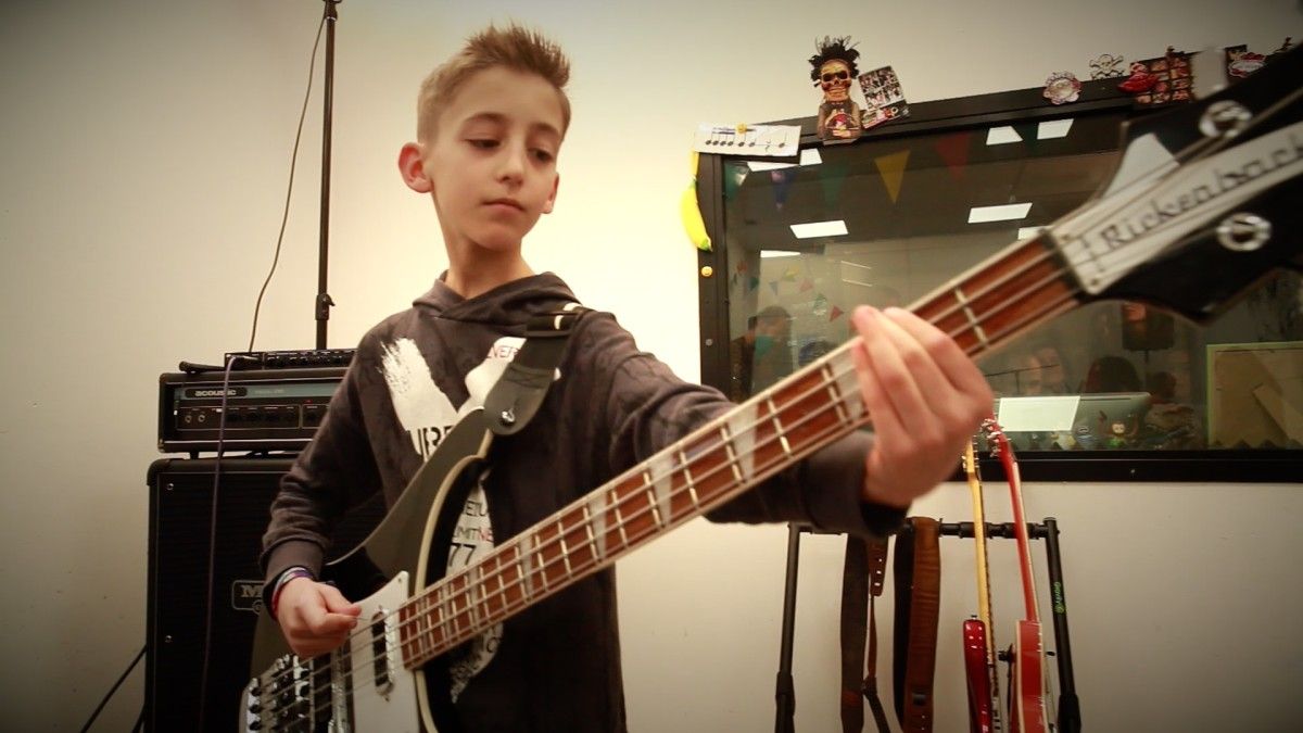Alumnos da Escola Bonobo reinterpretan cancións da banda Weezer