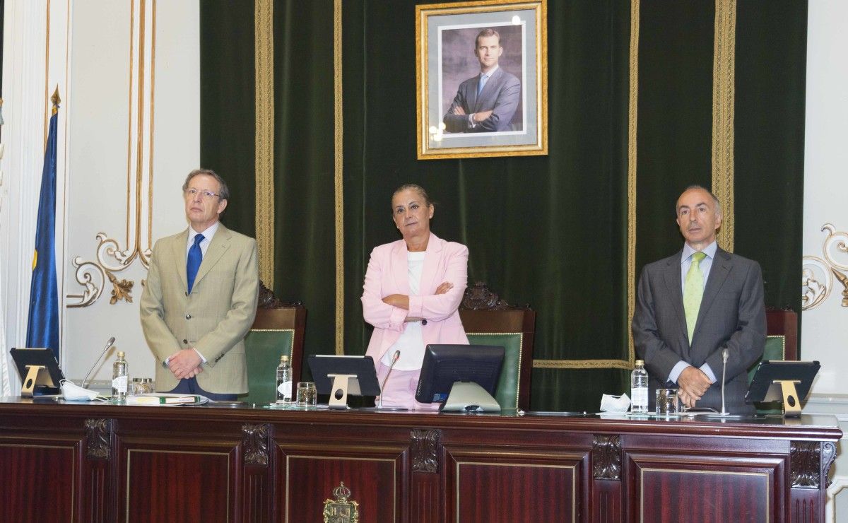 La presidenta Carmela Silva durante el minuto de silencio por las víctimas de la Covid-19