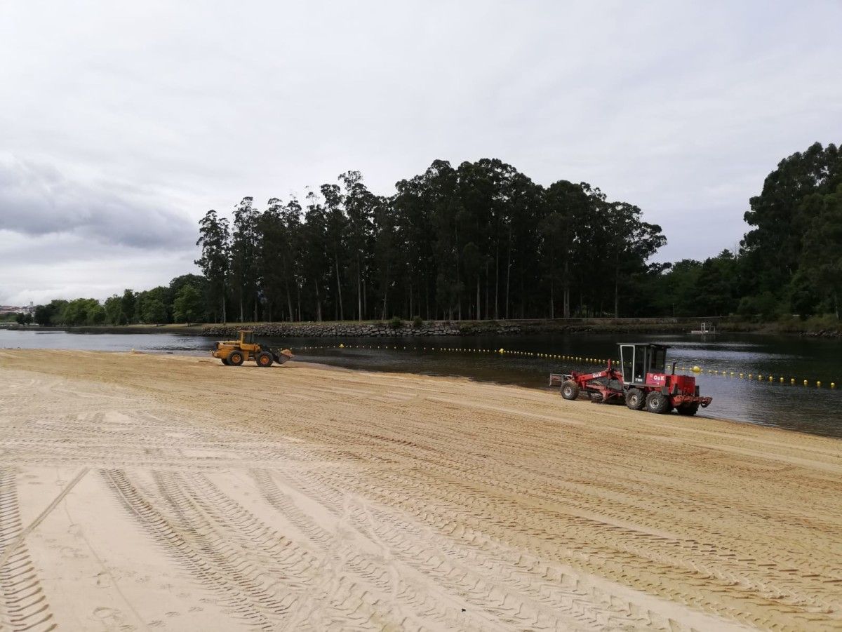 Traballos de rexeneración e balizamento na praia fluvial do Lérez
