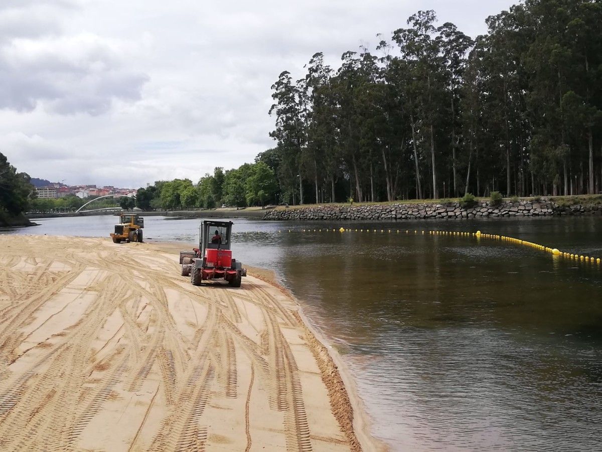 Traballos de rexeneración e balizamento na praia fluvial do Lérez