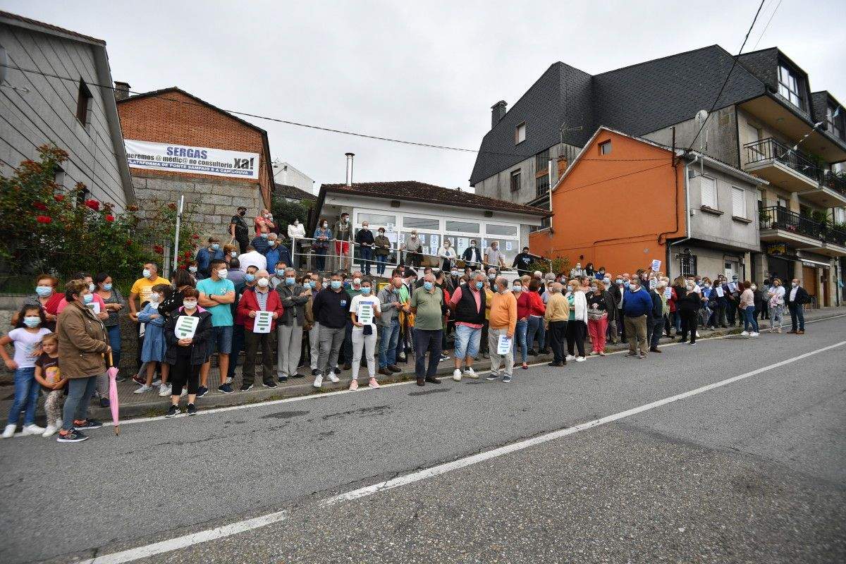 Concentración veciñal en Ponte Sampaio reclamando o retorno do médico á consulta
