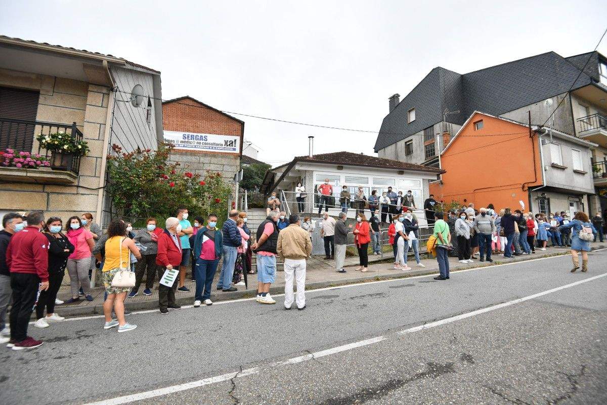 Concentración veciñal en Ponte Sampaio reclamando o retorno do médico á consulta