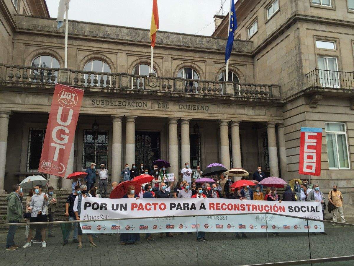 Concentración dos sindicatos CC. OO e UXT para reclamar un pacto social para superar a crise da  Covid-19