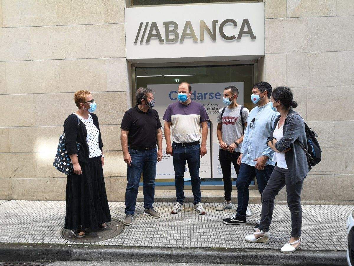 Luís Bará, Manuel Lourenzo e cargos orgánicos e institucionais do BNG diante de Abanca