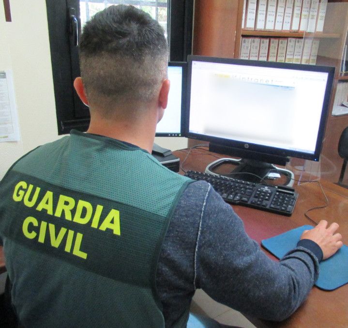 Un axente da Garda Civil diante dun ordenador