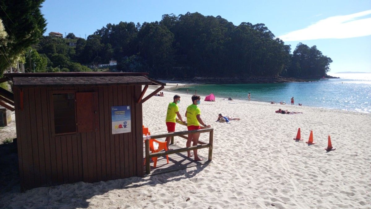 Primeiro día con socorristas nas praias de Marín 
