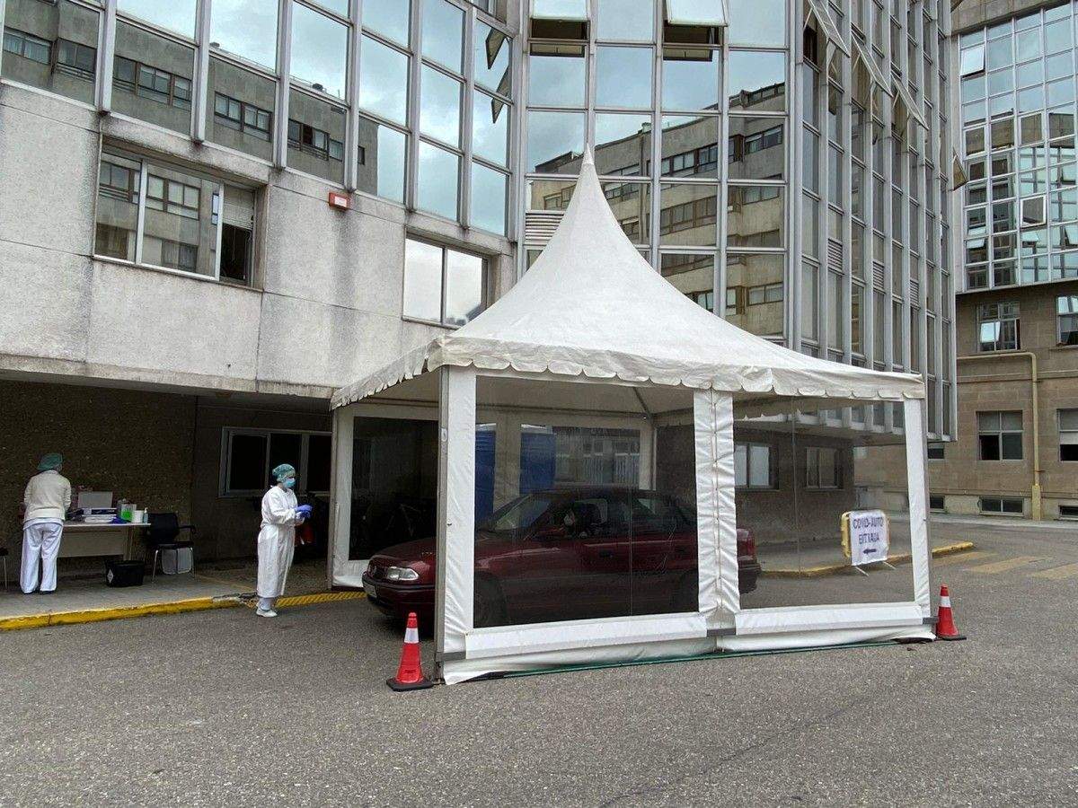 Punto de extracción 'Covid Auto' no exterior do Hospital Provincial 