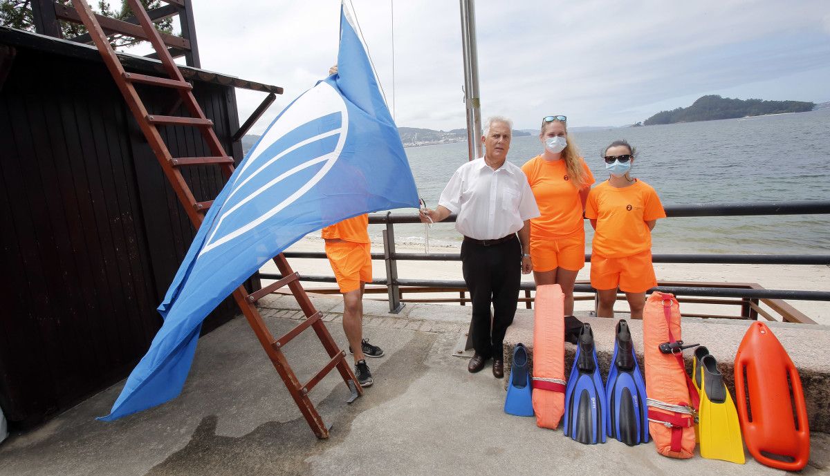 Izado da bandera azul en la playa de Cabeceira