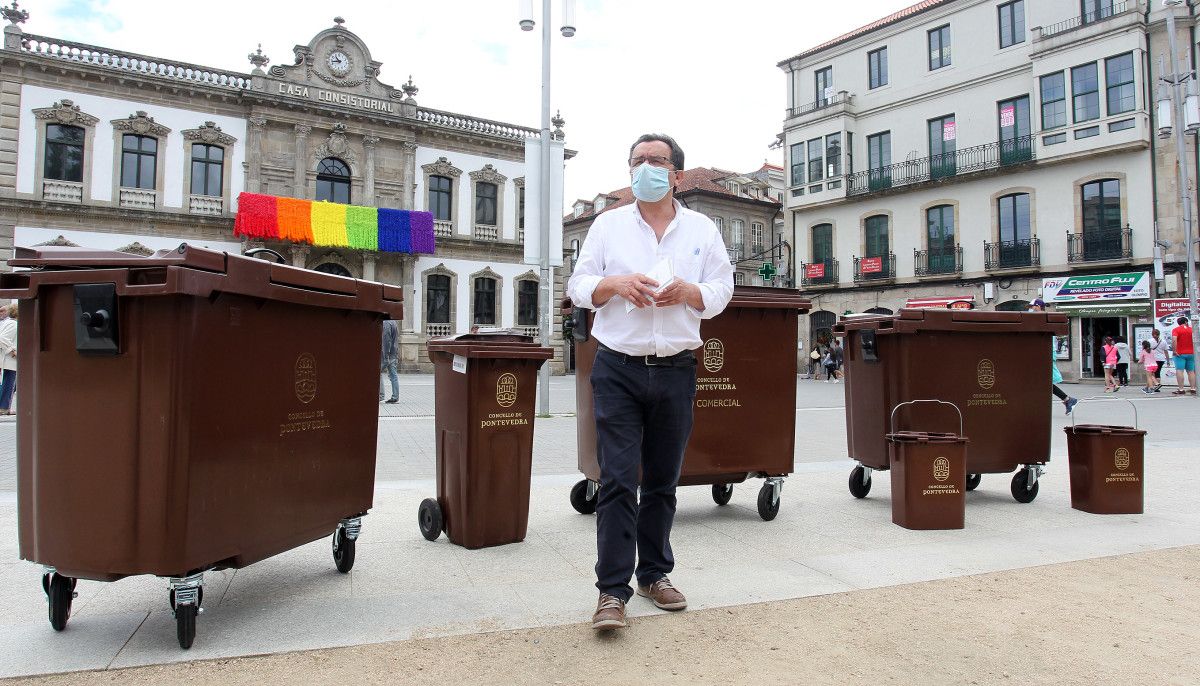 Raimundo González presenta los nuevos contenedores marrones