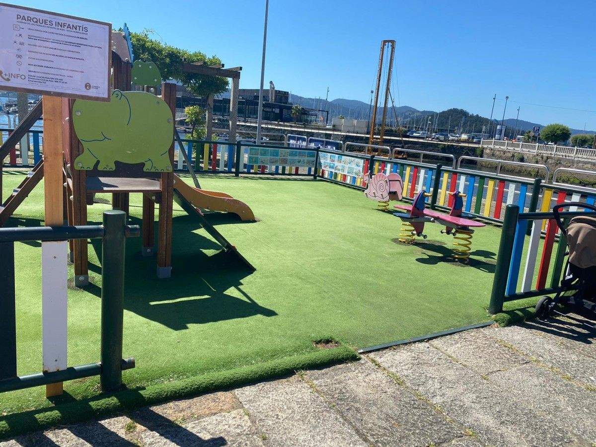 Mal estado do parque infantil de Chousa, en Combarro