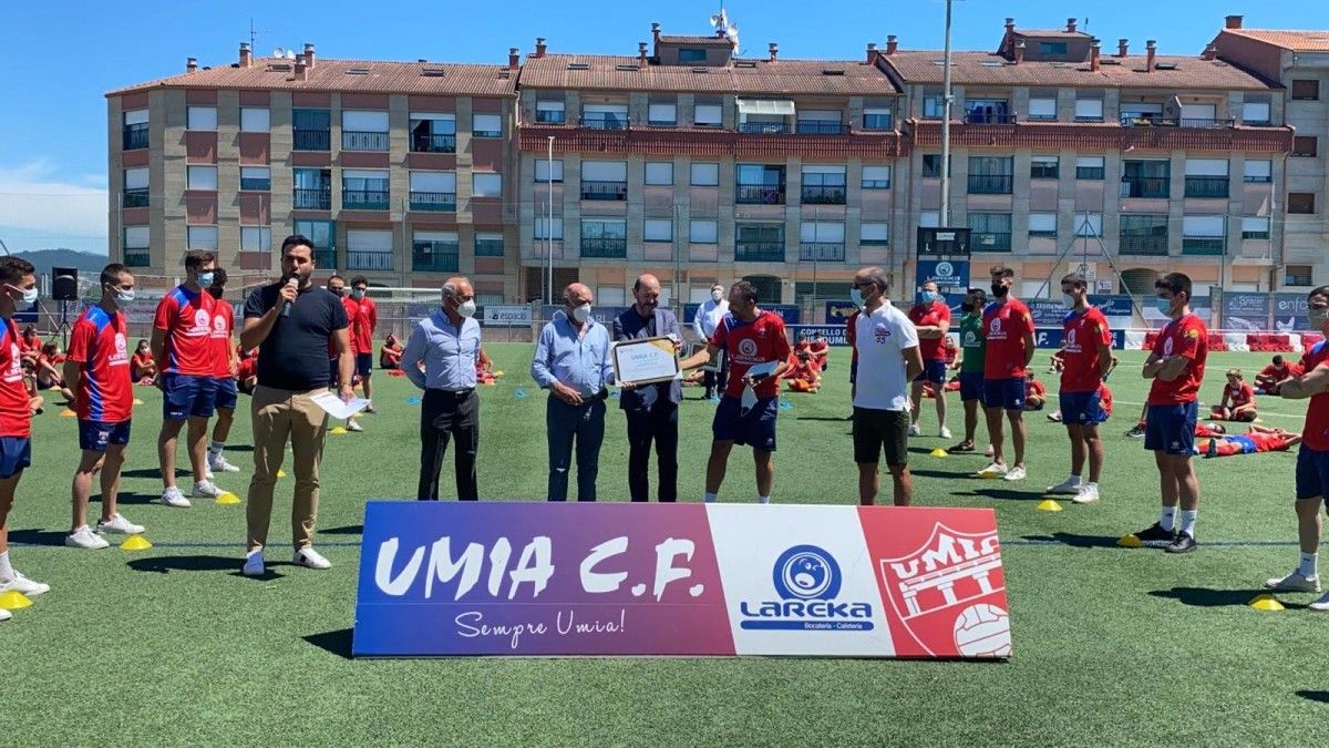 Homenaxe ao Umia CF polo seu ascenso a Preferente