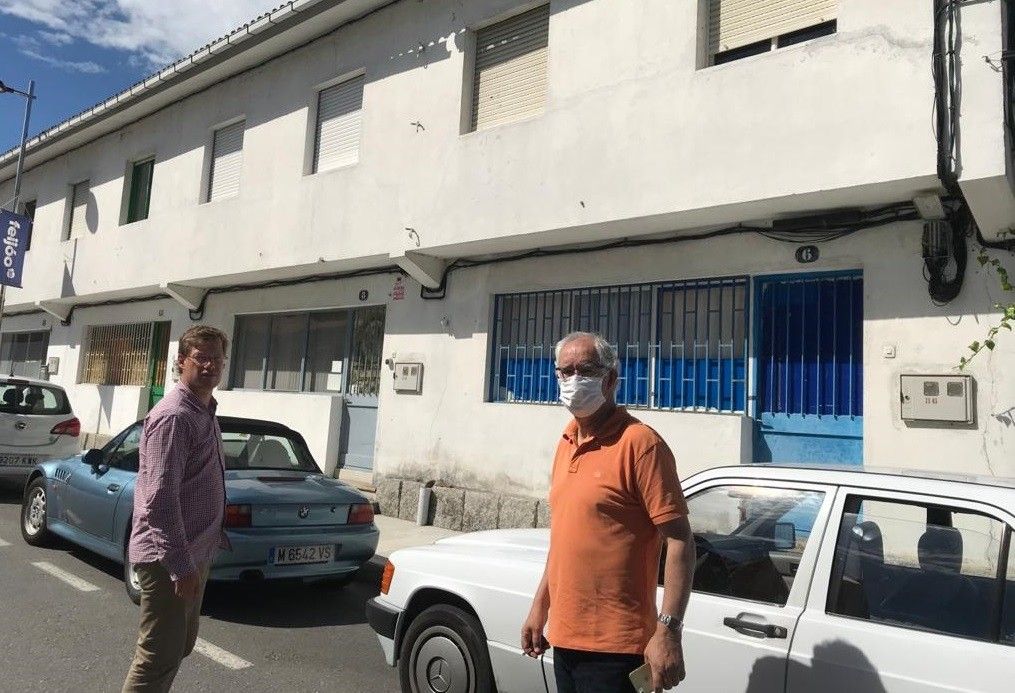 O tenente de alcalde, David Carrera e o alcalde, Jorge Canda xunto ás antigas casas dos mestres