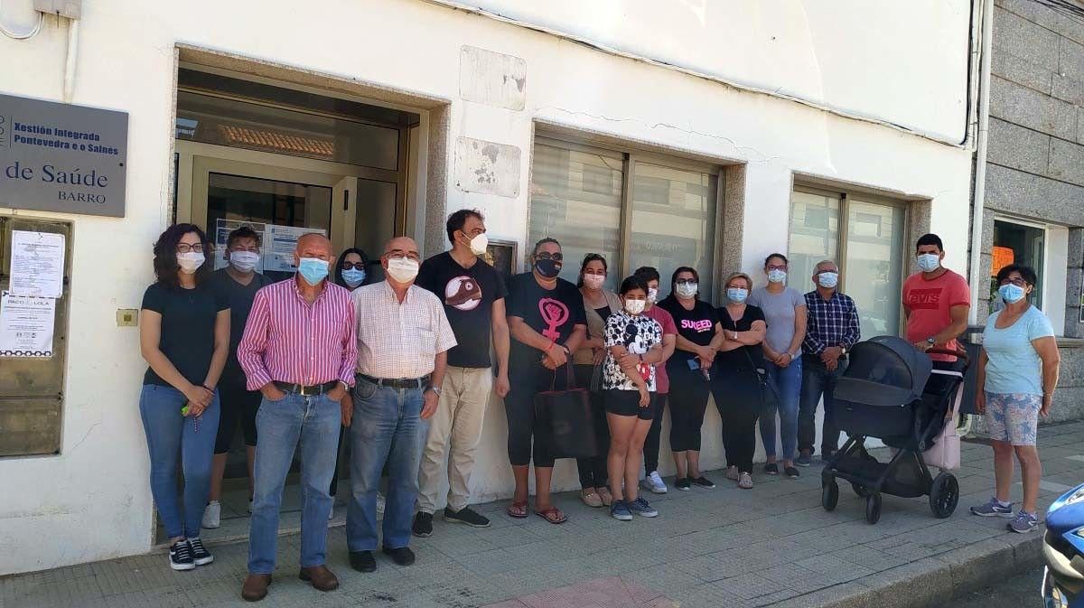 Un grupo de usuarios diante do centro de saúde de Barro