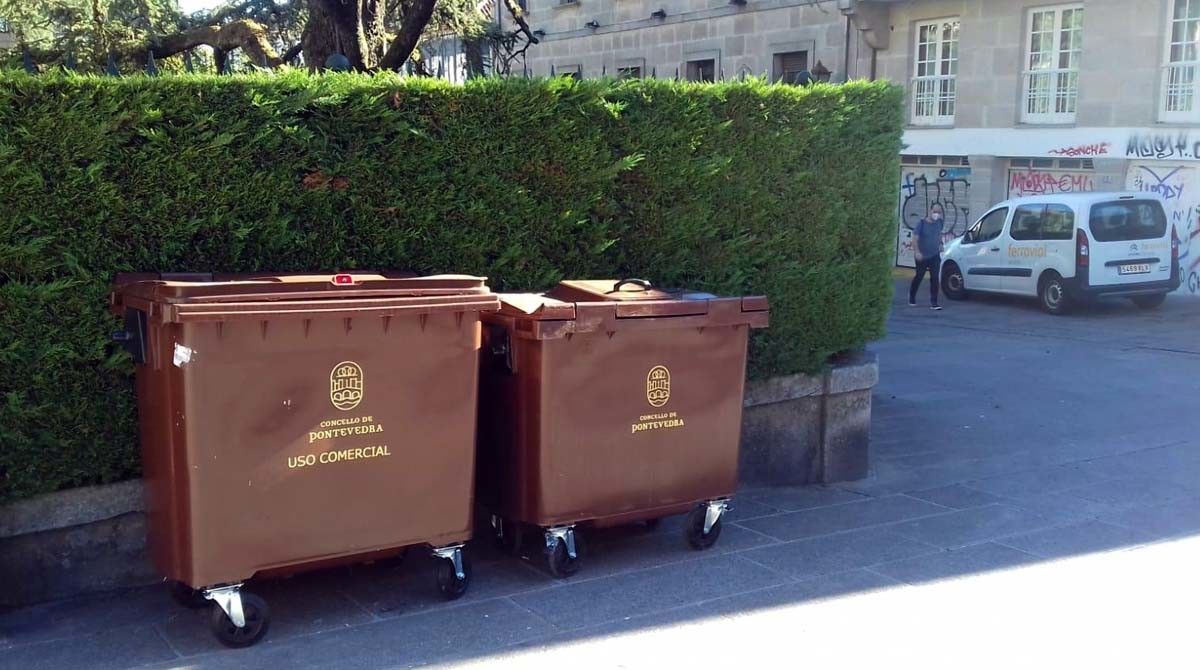 Contenedores marrones en el centro histórico