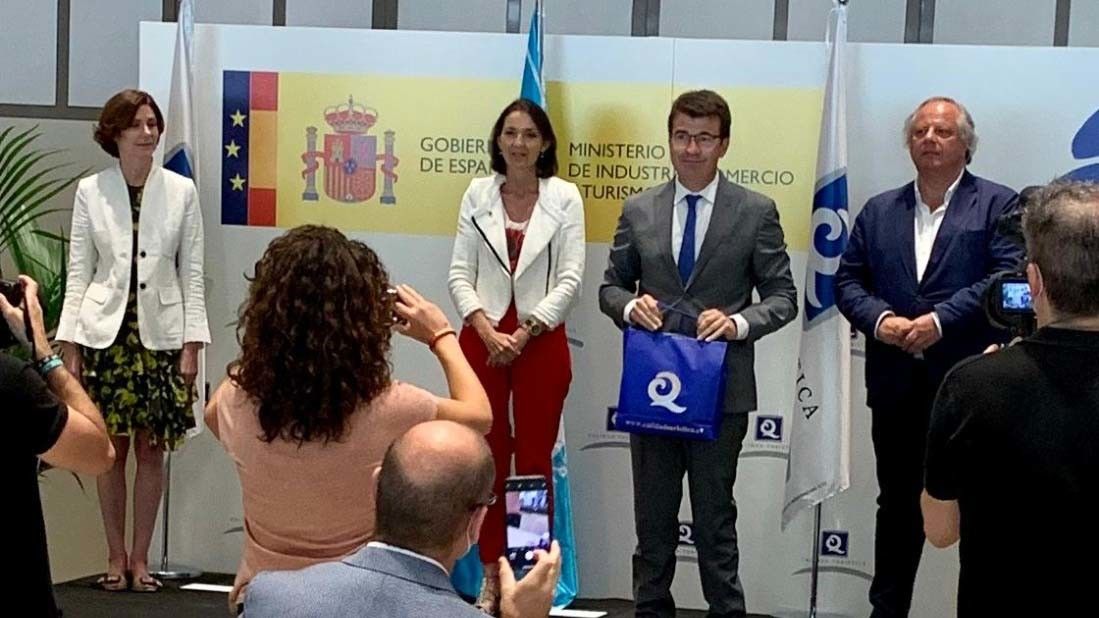 Juan Deza recolleu en Madrid as 11 Q de Calidade Turística 