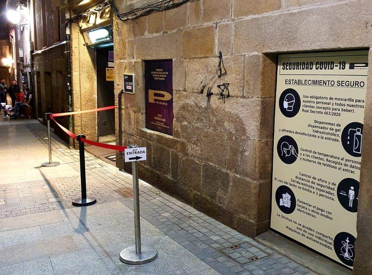 El Patrimonio, en la calle Charino, reabrió sus puertas con todas las medidas de seguridad en la puerta de acceso y en el interior