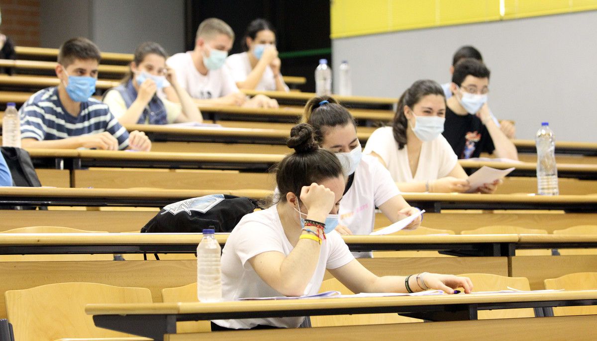 Exámenes nun aula da Facultade de Ciencias Sociais e da Comunicación