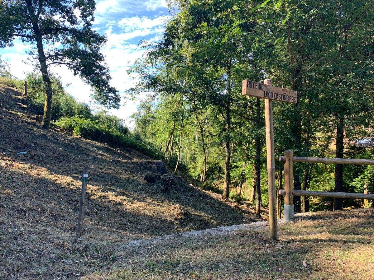 Trabajos de desbroce en la ruta de senderismo del Lago de Castiñeiras