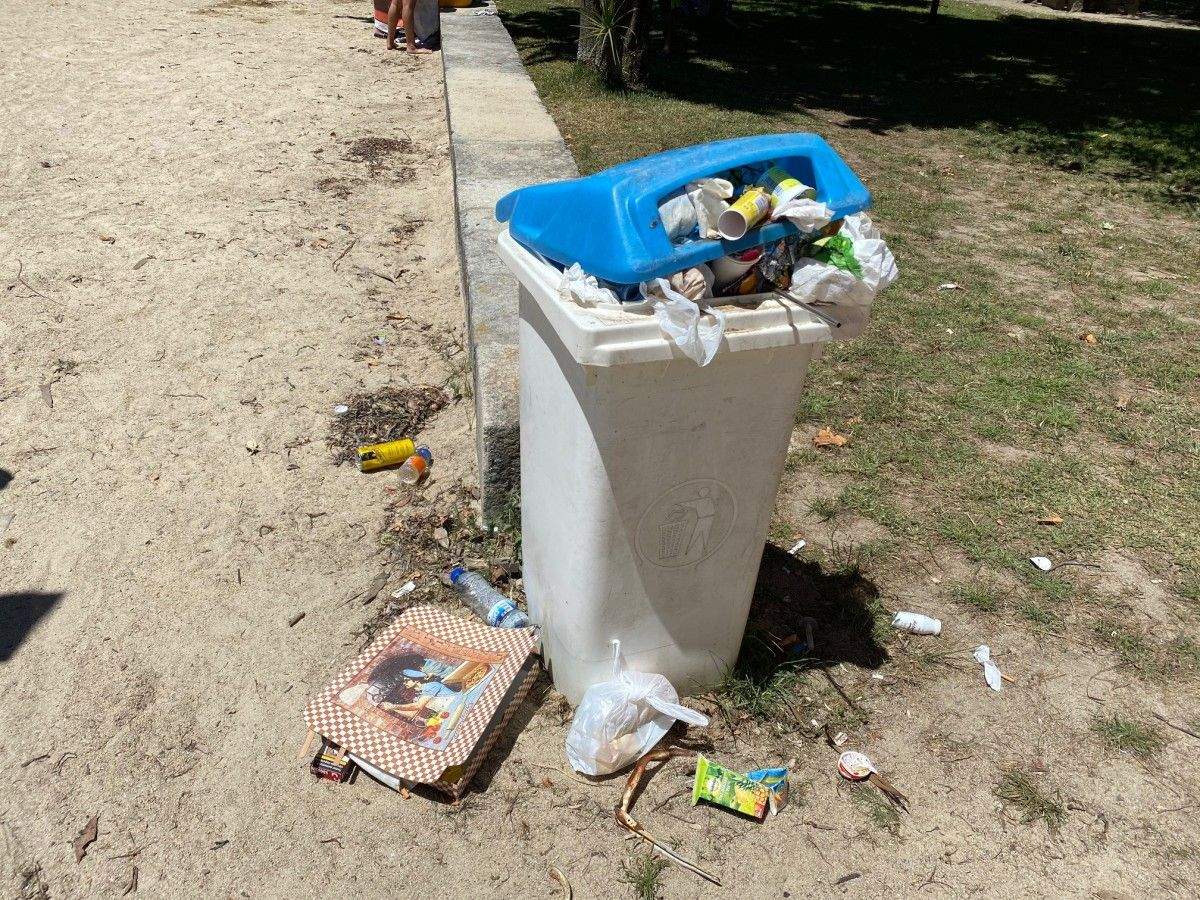 Contedores de lixo na praia de Ponte Sampaio