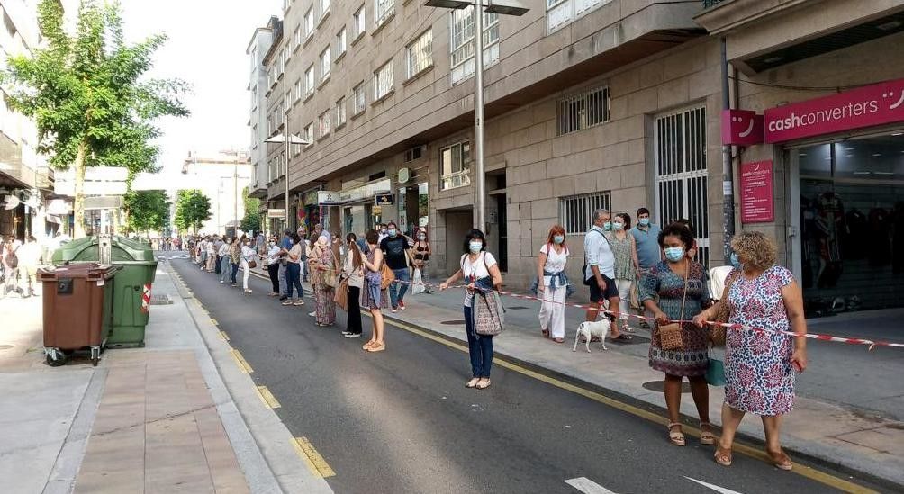 Ponte humana entre o Hospital Provincial e o Concello