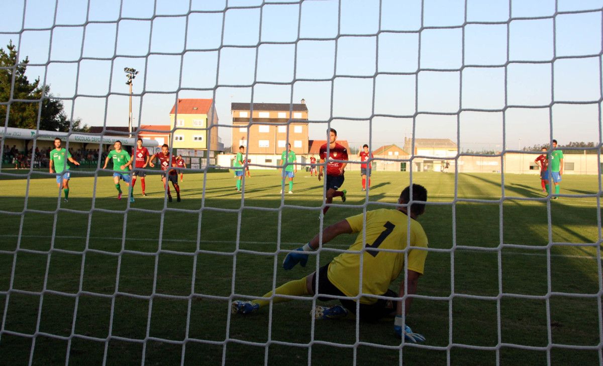 Jorge Rodríguez lanza el penalti que supuso el 0-1 en Ordes