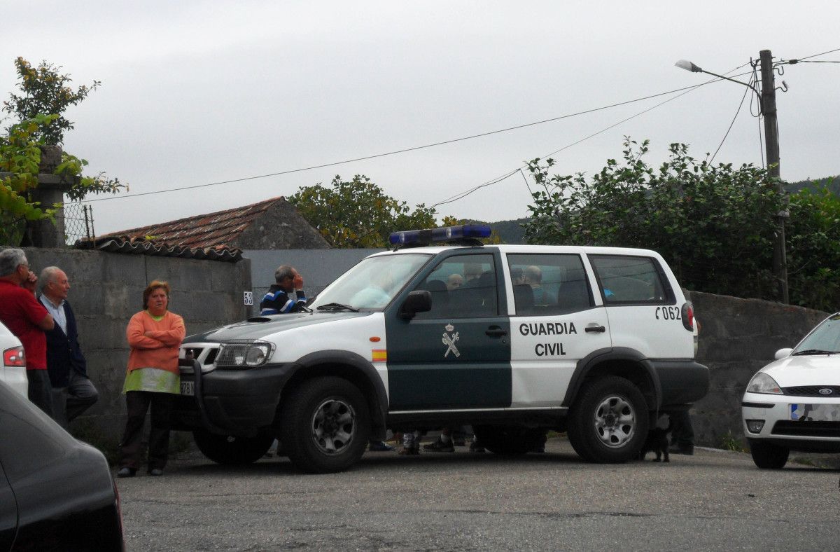 Familiares, vecinos y guardias civiles en el exterior de la vivienda donde Daniel Carballal supuestamente mató a su mujer y luego acabó con su vida