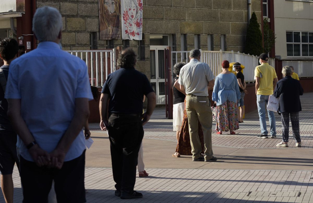 Gente votando en las elecciones gallegas del 12J
