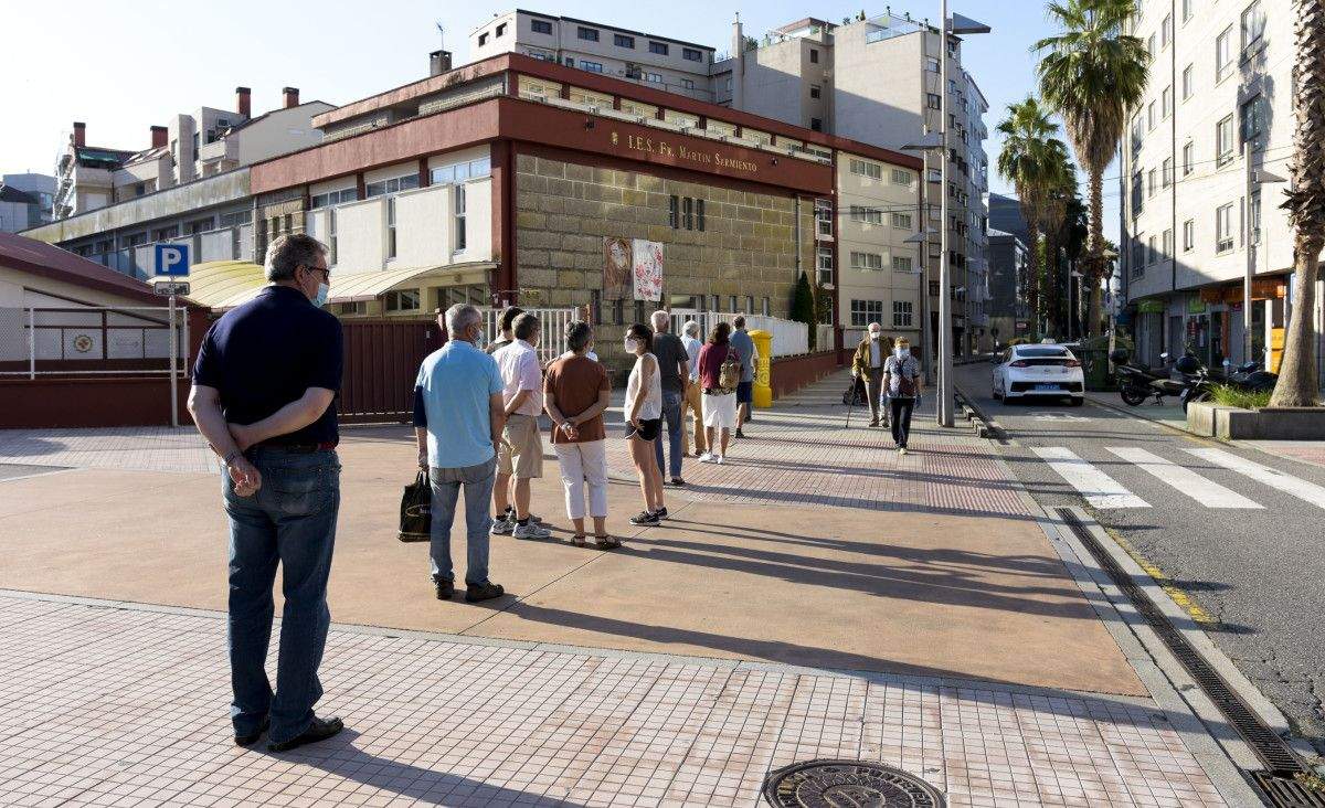 Gente votando en las elecciones gallegas del 12J