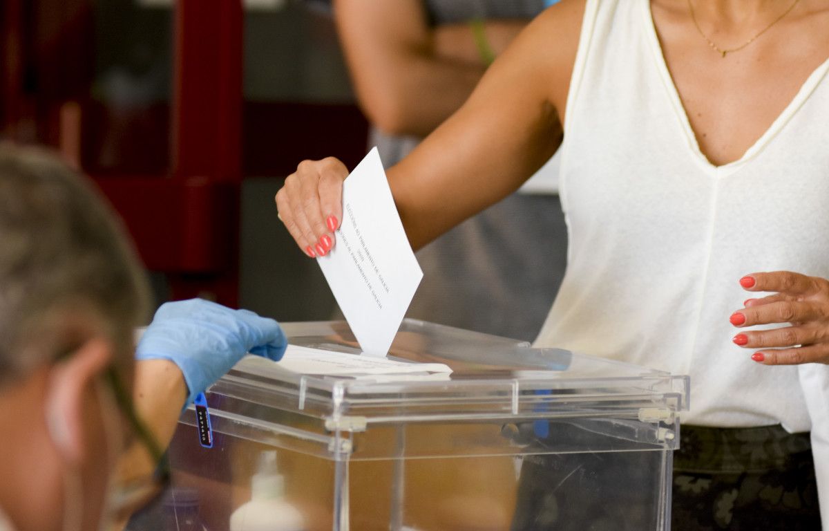 Gente votando en las elecciones gallegas del 12J