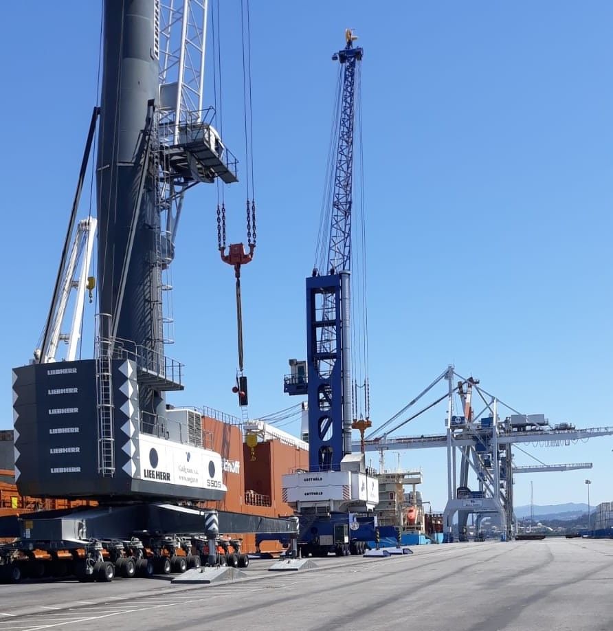 Actividad en los muelles Adolfo Reboredo del puerto de Marín