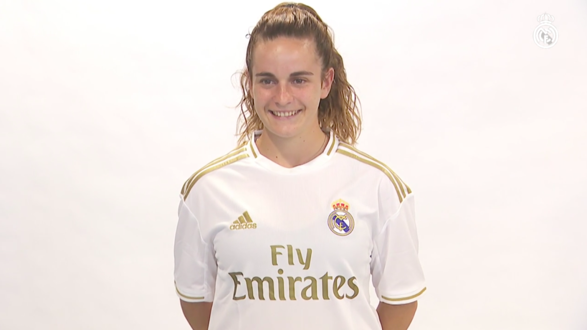 Teresa Abelleira posa con la camiseta del Real Madrid