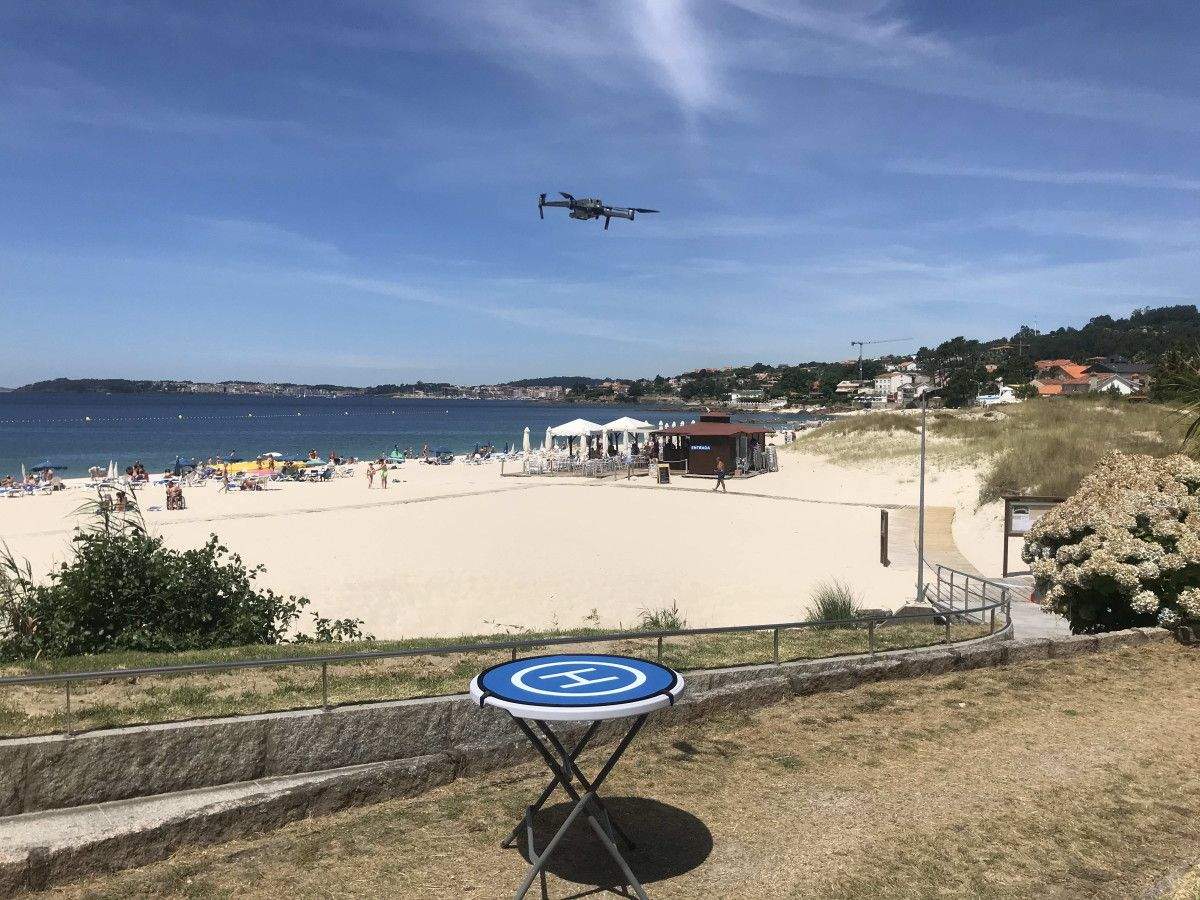 O dron controlador da capacidade das praias sobrevoa Areas
