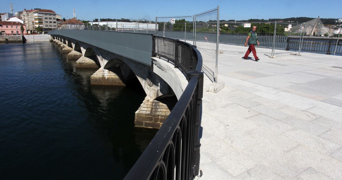 Puente de O Burgo a finales del mes de mayo, a falta de instalar la iluminación
