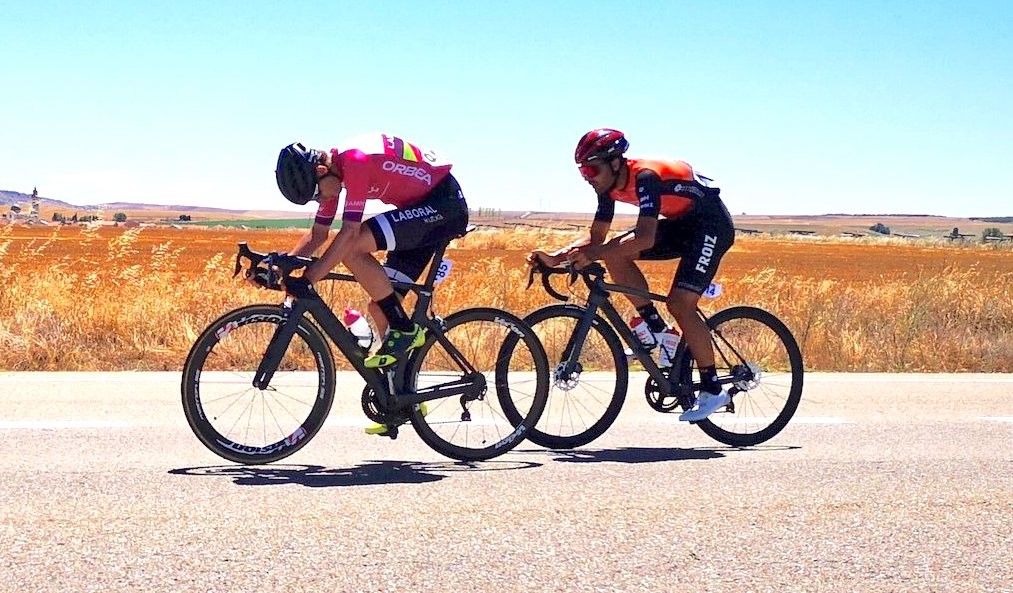 Víctor Romero (dereita), circulando escapado na segunda etapa da Vuelta a Zamora