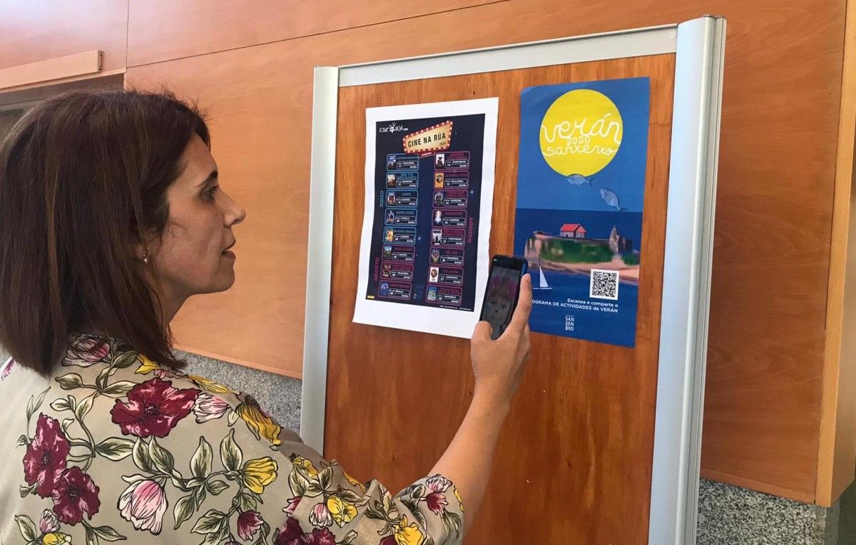 A concelleira de Cultura de Sanxenxo, Paz Lago, descarga a programación estival