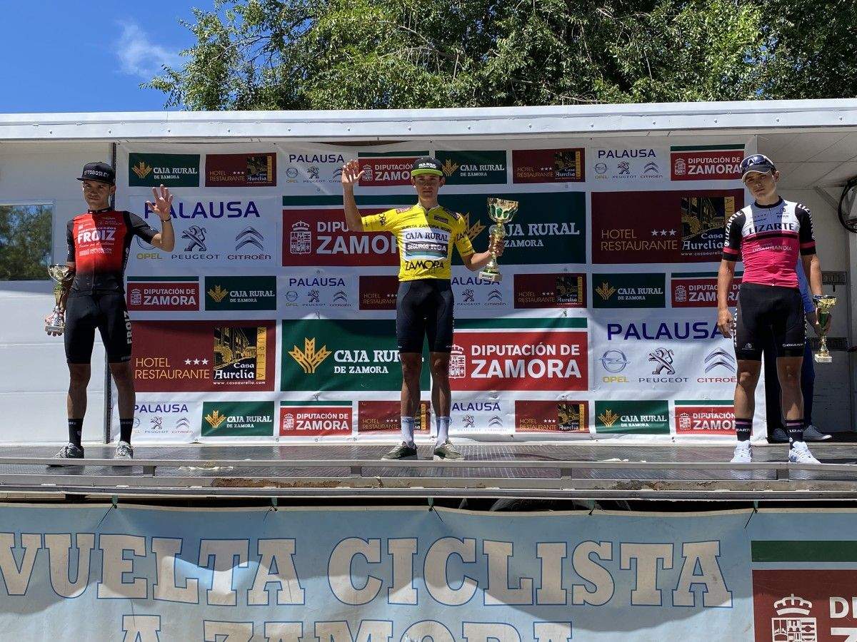 Podio final da Vuelta a Zamora, con Samuel Blanco segundo