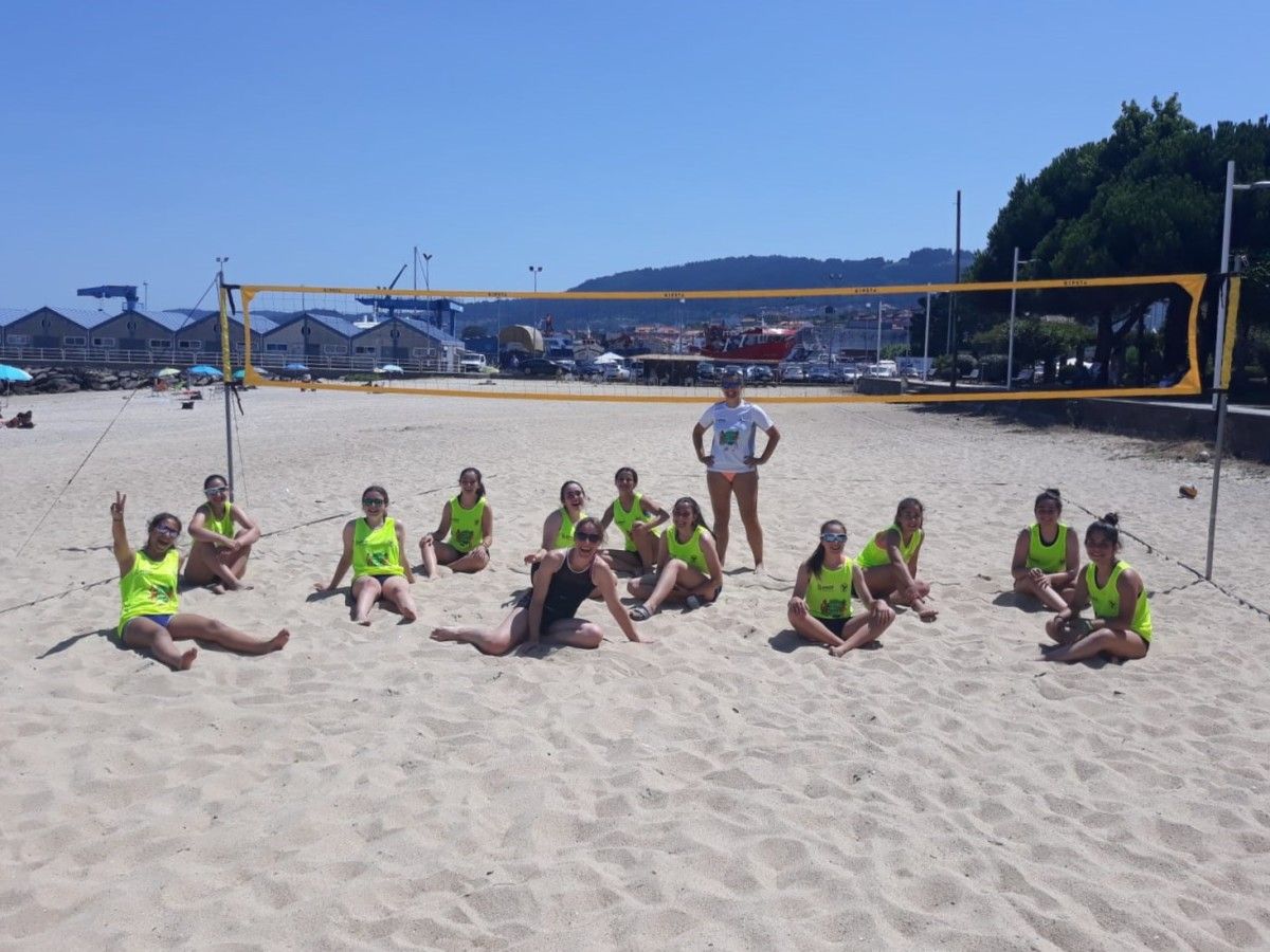 Adestramento do Voleibol Pontevedra na praia