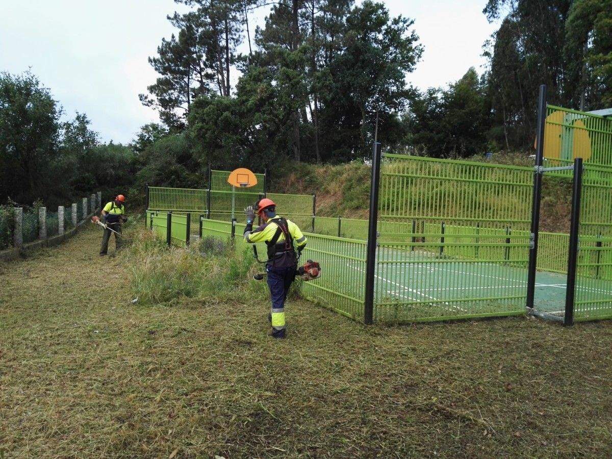 Rozas no parque infantil de Canicouva